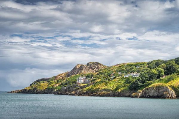 Howth penhasco passeio com algumas casas residenciais e vegetação verde exuberante, Dublin — Fotografia de Stock