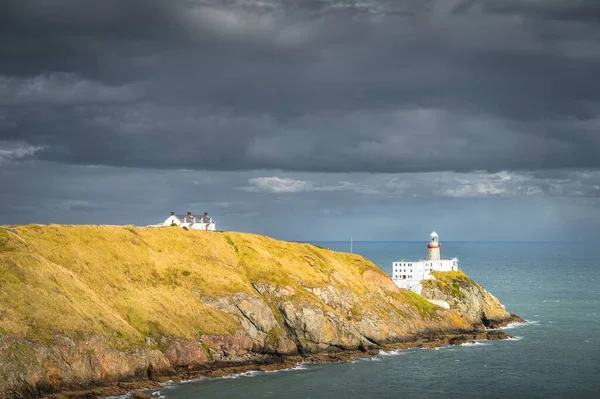 Dark storm clouds and Baily Lighthouse in Howth peninsula, Dublin — Stock Photo, Image