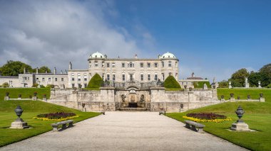 Powerscourt Malikanesi, 13. yüzyıl şatosu İrlanda 'daki kır evine dönüştürüldü.