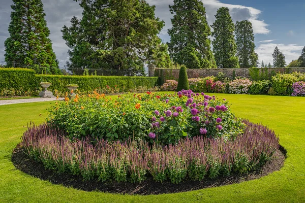 Circular Flowerbed Beautiful Powerscourt Garden Hedges Decorative Trees Fountains Forest — Stok Foto