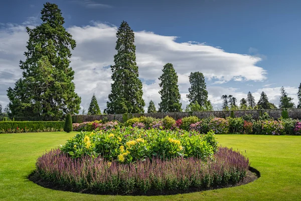 Circular Flowerbed Beautiful Powerscourt Garden Hedges Decorative Trees Fountains Forest —  Fotos de Stock