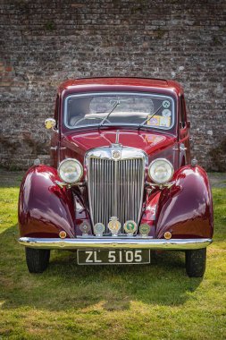 Wicklow, İrlanda, Ağustos 2019 Powerscourt, Burgundy MG VA Sedan 'da İrlandalı Gazi ve Vintage Car Club