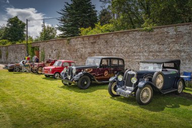 Wicklow, İrlanda, Ağustos 2019 Powerscourt 'taki İrlandalı Gazi ve Vintage Car Club, insanlar güzel klasik arabalara hayran.