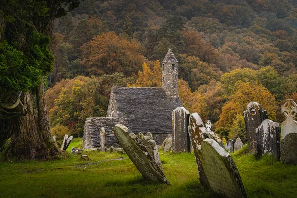 Середньовічна Церква Стародавні Могили Кельтські Хрести Кладовищі Глендалоу Осінніми Лісами — стокове фото