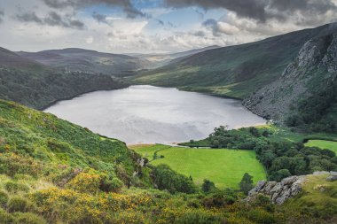 Lough Tay 'in üzerindeki dramatik gökyüzüne 