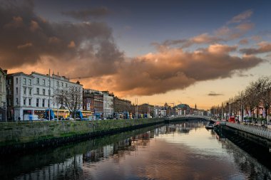 Dublin, Kasım 2019 Sabahın erken saatlerinde, Wellington Quay 'de Hapenny Köprüsü' nün Liffey Nehri 'ni geçtiği yerde.