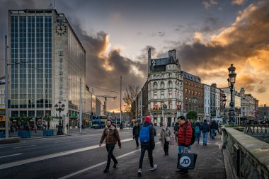 Dublin, Kasım 2019, sabahın erken saatleri, OConnell Köprüsü 'nde, Ulusal Balmumu Müzesi manzaralı. Luas ve otobüs durağı ya da Westmoreland Caddesi 'ndeki merkez.