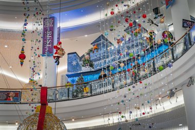 Dublin, Kasım 2019 Noel Baba ipe tırmanıyor, Noel topları kardan adam ve Jervis Alışveriş Merkezi 'ndeki dekorasyonlar. Santa mağarası ya da kış şatosu