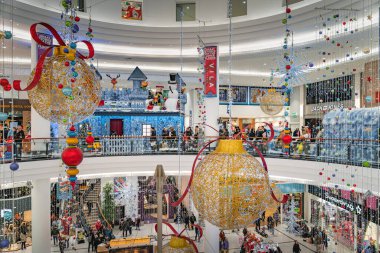 Dublin, Kasım 2019 Arka planda Noel Baba mağarası olan Jervis Alışveriş Merkezi 'nde büyük Noel baloları ve dekorasyonları