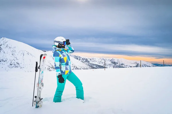 一个女滑雪者在下雪天的比利牛斯山脉滑雪板上向前看的画像 滑雪板种植在大雪中 安道尔Grandvalira的El Tarter — 图库照片
