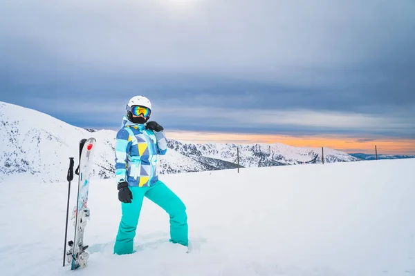 一个女滑雪者在雪地的比利牛斯山脉顶上看着相机的画像 滑雪板种植在大雪中 安道尔Grandvalira的El Tarter — 图库照片