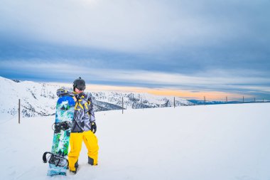 Karlı Pireneler Dağları 'nın tepesinde snowboard' a yaslanan bir kayakçının portresi. El Tarter, Grandvalira, Andorra