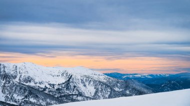 Pireneler Dağları 'nın tepelerinde kar yağıyordu. Dağdaki orman iyileştirir. Gün batımı El Tarter köyünde, Grandvalira, Andorra