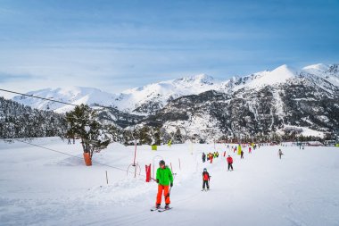 İnsanlar, yetişkinler ve çocuklar, kayakçılar ve snowboardcular kalkışa geçiyor. Andorra, El Tarter, Pyrenees Dağları, Grandvalira 'da kış tatili
