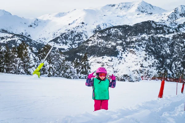 年轻的滑雪者 在雪地上玩乐的女孩 安道尔 Tarter Pyrenees山 Grandvalira的冬季滑雪假日 — 图库照片