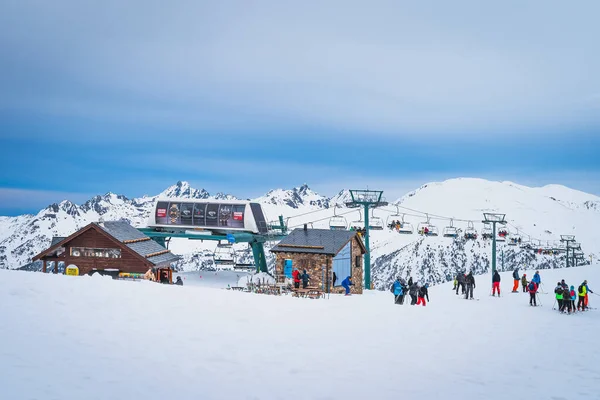Tarter Andorra Enero 2020 Grupo Personas Esquiadores Snowboarders Tomando Telesilla — Foto de Stock