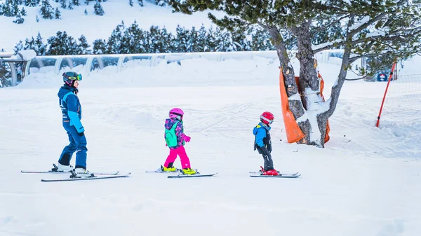 Tarter Andorra Jan 2020 Mulher Treinadora Esqui Que Ensina Jovens — Fotografia de Stock
