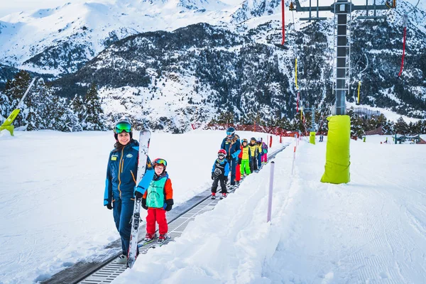 Tarter Andorra Jan 2020 Treinadores Esqui Com Grupo Crianças Subindo — Fotografia de Stock
