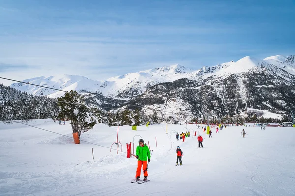 Personas Adultos Niños Esquiadores Snowboarders Subiendo Drag Lift Vacaciones Esquí — Foto de Stock