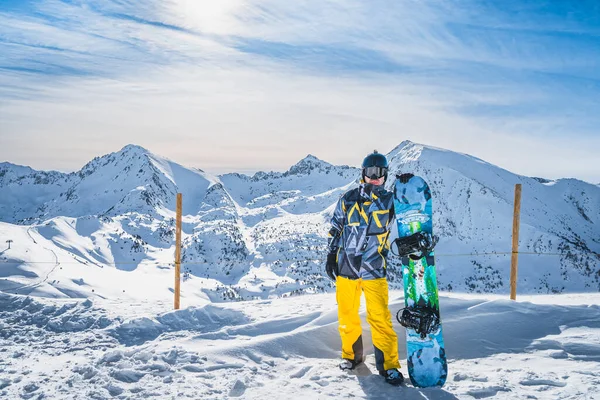 一个头戴雪板 头戴护目镜 头戴头盔的男子滑雪板的肖像 安道尔Grandvalira的El Tarter — 图库照片