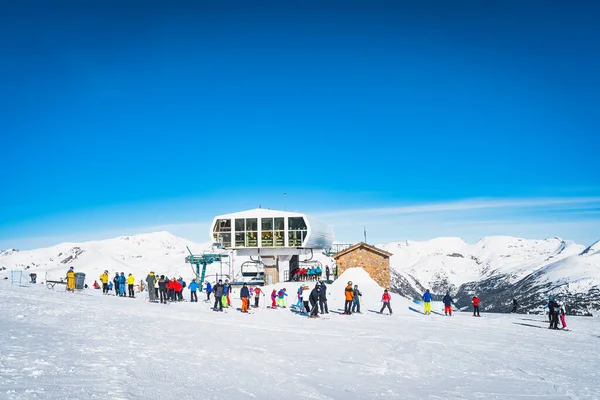 Menschen Familien Skifahrer Und Snowboarder Die Vom Skilift Starten Und — Stockfoto