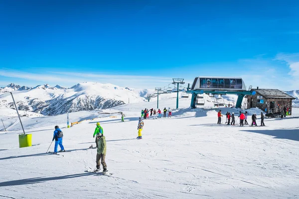 Menschen Familien Skifahrer Und Snowboarder Verlassen Den Skilift Auf Dem — Stockfoto