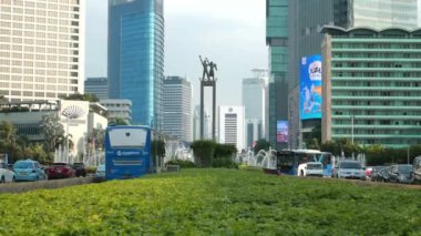 Merkez jakarta, Endonezya 'daki Bundaran HI kara adamının çevresindeki Jakarta trafiği