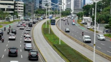 Transjakarta adındaki Jakarta BRT Endonezya 'nın orta kesimindeki Sudirman yolundan geçiyor