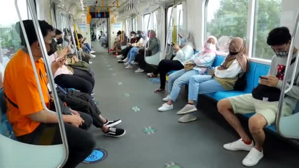 Mrt Passageiros Jacarta Indonésia Usar Máscaras Durante Viagem Devido Pandemia — Vídeo de Stock