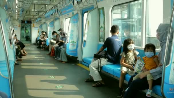 Пасажири Mrt Джакарті Індонезія Носять Маски Під Час Поїздки Через — стокове відео