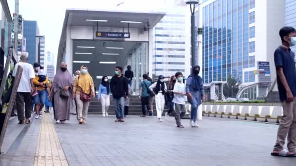 Pessoas Usando Máscaras Durante Pandemia Covid Andando Sobre Pedestres Torno — Vídeo de Stock