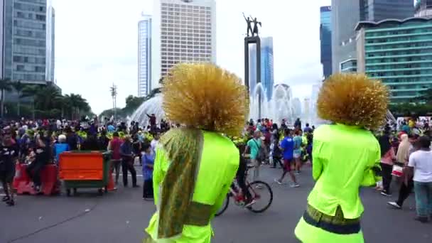 Ondel Ondel Burattini Esibisce Sulla Strada Jakarta Vicino Bundaran Punto — Video Stock