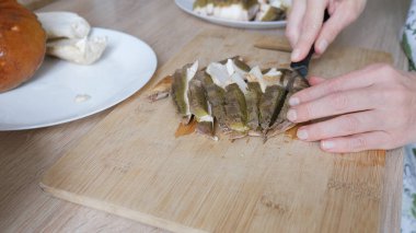 Kesme tahtasındaki Porcini mantarları. Boletus edulis