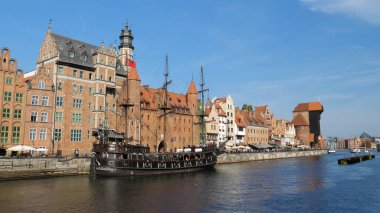 Gdansk, Polonya - Eylül 2019: Polonya 'nın Gdansk kentindeki eski kasabaya bakın. Motlawa Nehri