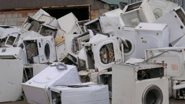 Eski, kullanılmış çamaşır makinelerinin hurda metali. Geri dönüşüm noktası