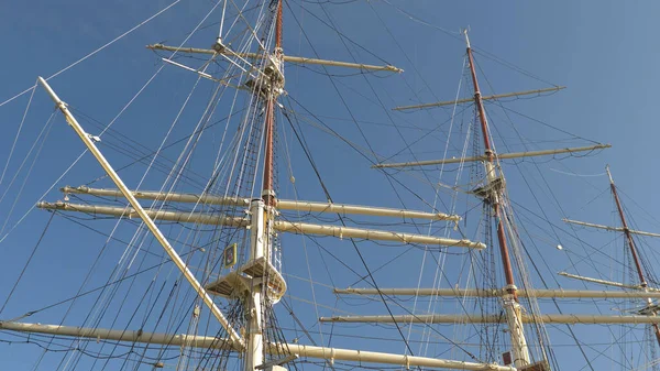 Rullade Upp Segel Segelfartyget Blå Himmel Bakgrund — Stockfoto