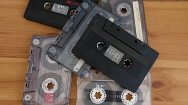 POLAND - Mayıs 2022: masada eski ses kasetleri. Kasetler.