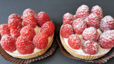 Ahududulu turtalar. Siyah arkaplan