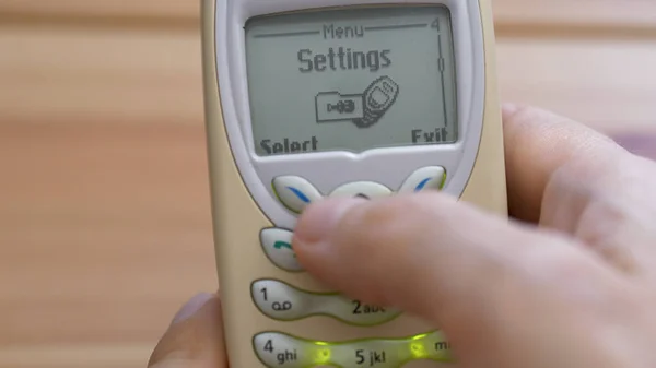 GDANSK, POLAND - Mart 2022 - Modası geçmiş Nokia 3410 cep telefonu ellerinde