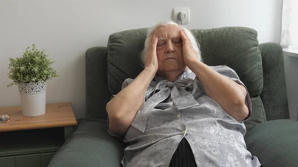 Baş Ağrısı Ile Yaşlı Kadın — Stok fotoğraf