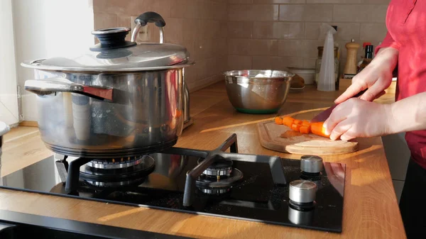 Mujer Está Cortando Zanahoria Para Sopa Cena Cocina — Foto de Stock