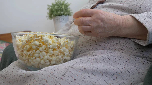 Stara Kobieta Zje Popcorn Zbliżenie — Zdjęcie stockowe