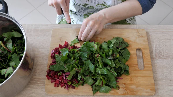 Mujer Está Cortando Verduras Frescas Remolacha Una Tabla Cortar — Foto de Stock
