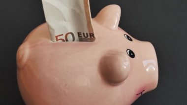 Piggy Bank ve 50 Euro 'luk banknot. Para tasarruf kavramı.