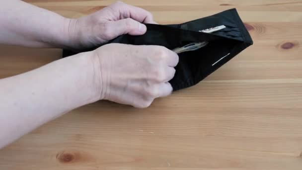 Человек Проверяет Сколько Денег Бумажнике Человек Считающий Наличные — стоковое видео