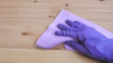El masa üstünü temizliyor.