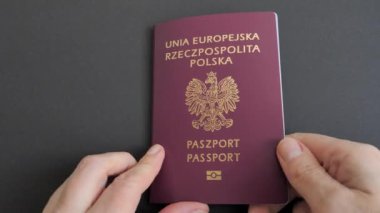Seyahatten önce yeni Polonya pasaportu kontrol ediliyor