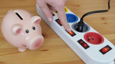 Enerji tasarrufu kavramı. Kumbara için para biriktiriyorum.