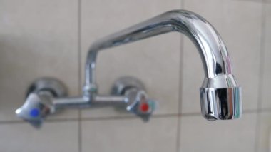 Damlayan musluk, su kaynaklarının israfı