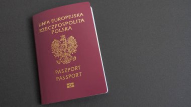 Siyah arka planda Polonya pasaportu